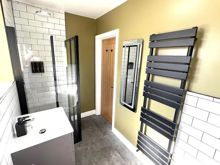 Spacious 3 Bed Apt Sleeps 5 Near Bournemouth Beach-1