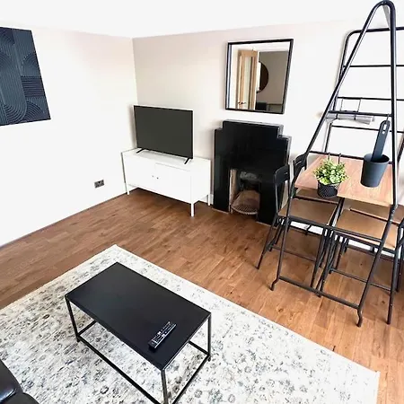 Spacious 3 Bed Apt Sleeps 5 Near Bournemouth Beach-2