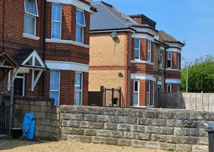 Bright Two-Bedroom With Parking, Close To Train Station & Seaside